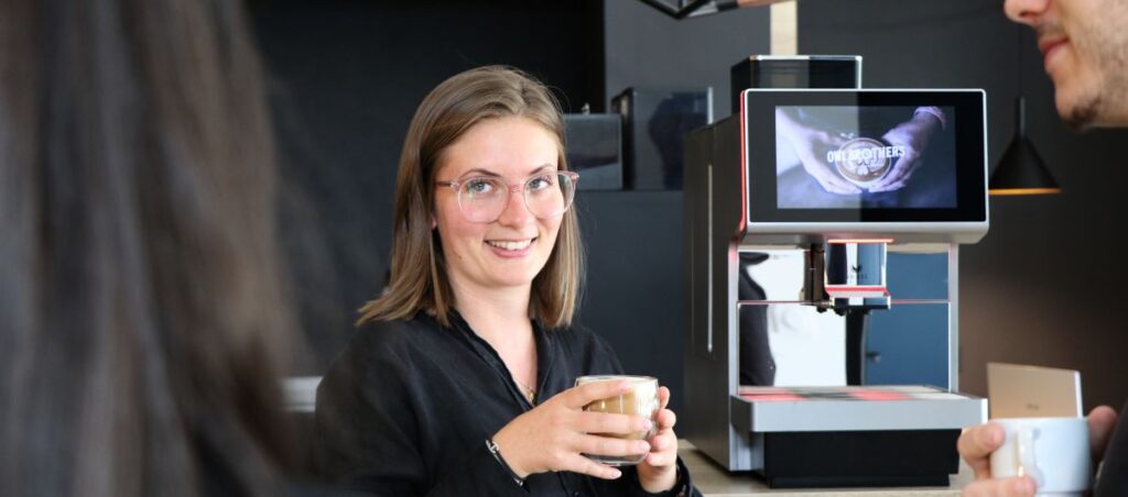 Pleyce ambiance conviviale machine à café professionnelle Elin